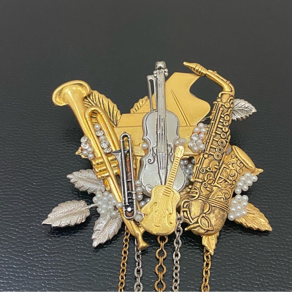 Vintage Musical Instruments Music Theme 3D Brooch 36.6g - Picture 4 of 16